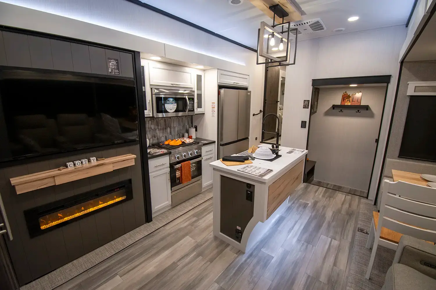 There's a fifth wheel with a mud room?!